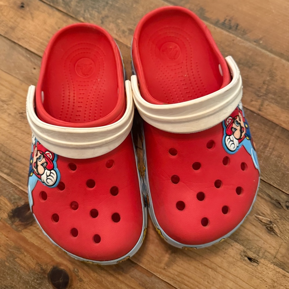 Mario Light-Up Crocs 💡